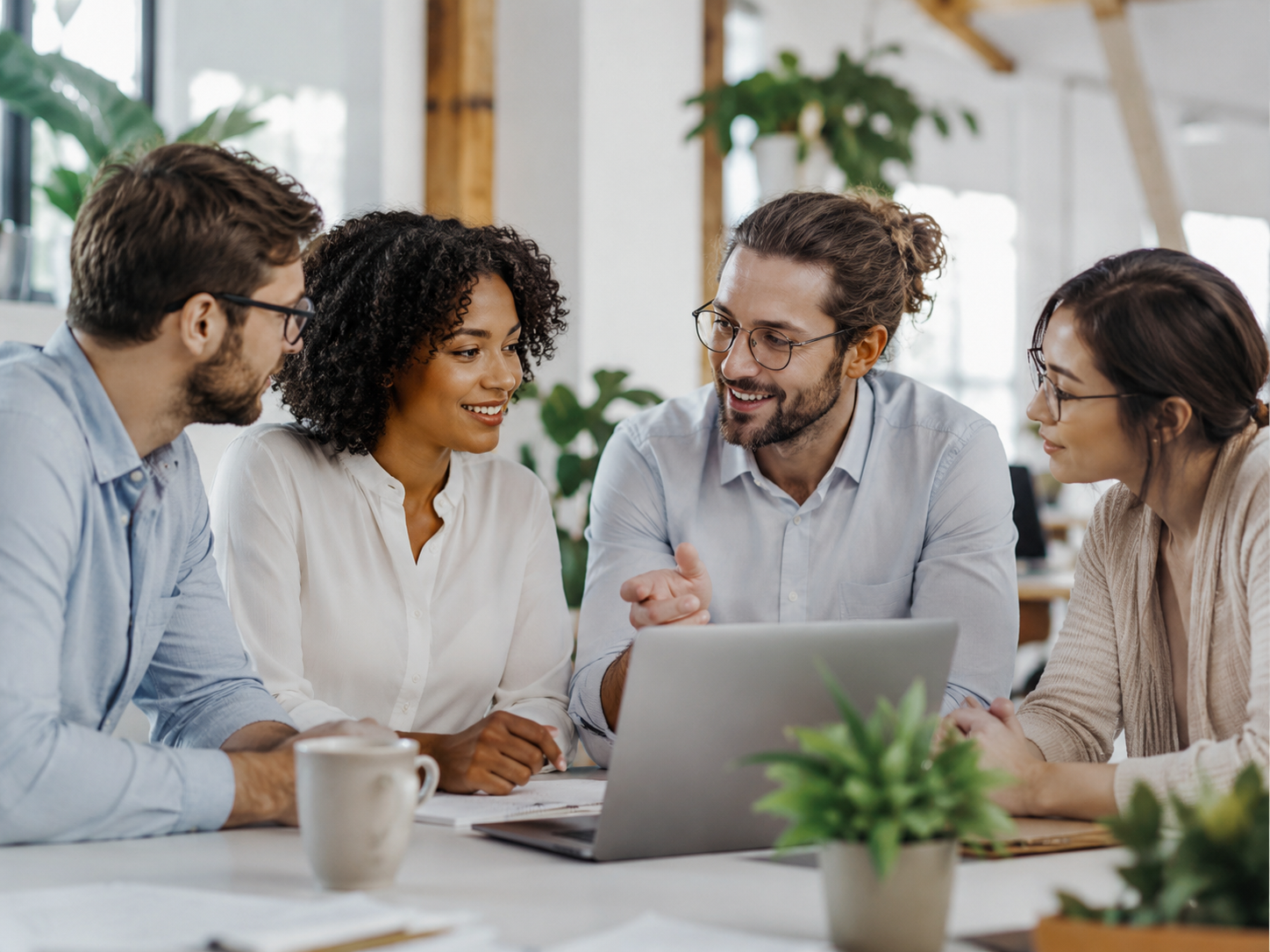 Profesionales de Beginium trabajando juntos en una sesión de formación